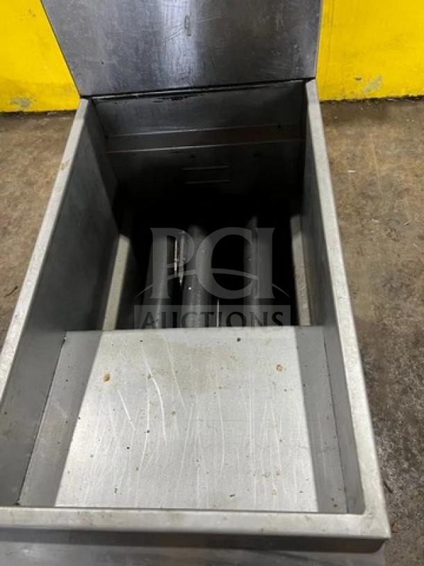 Asber AEF-4050-S-E-NG commercial stainless steel gas fryer with backsplash, 40/50 lb capacity, on casters, interior view.