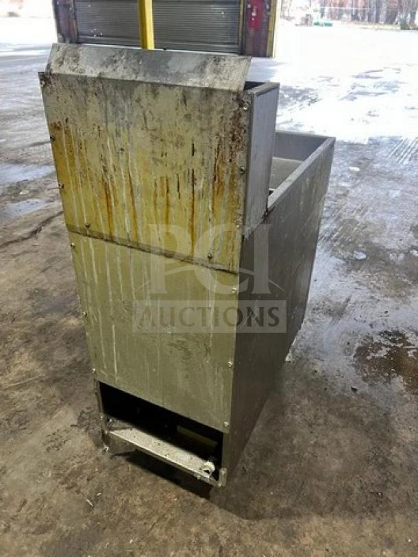 Asber AEF4050SENG Commercial Stainless Steel Deep Fat Fryer, natural gas, 40/50 lb capacity, with back splash, on casters.