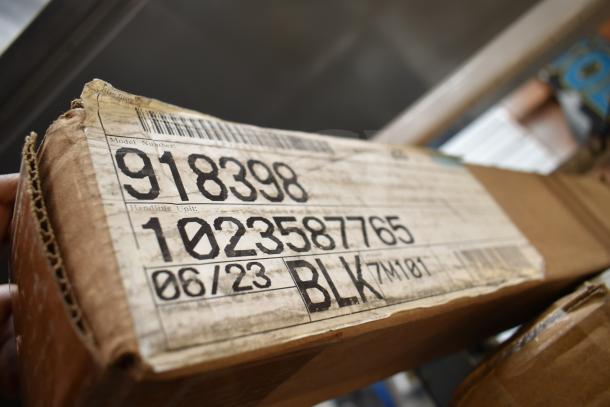 Cardboard box with a label showing model number 918398, handling unit 1023587765. Auction set includes Nut Master K2811, KoolMore Legs.