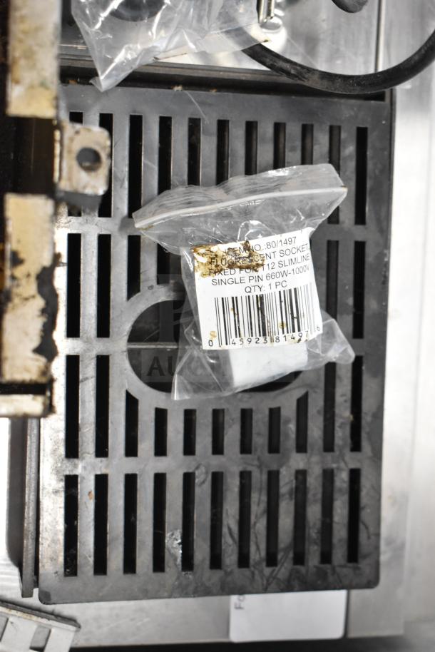 Plastic drip tray with a packaged fluorescent socket labeled for 12 slimline tubes, 660W-1000V, 1 piece.