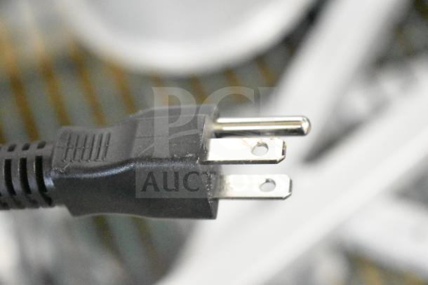 Plug of ServIt 423BLS3 Suspension Bar Heat Lamp, 120V, 1 Phase. Brand new, minor scratches and dents.