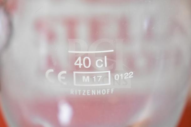 Close-up of Ritzenhoff glass marking with "40 cl" capacity, M17 code, and CE symbol, indicating quality and measurement standard.