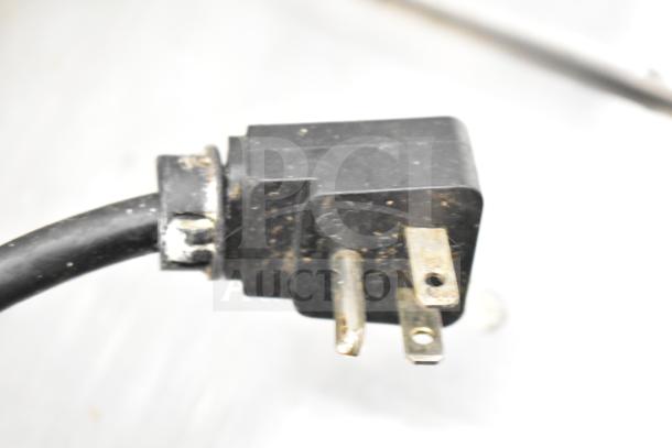 Power plug for Everest EPBR2 Commercial Sandwich Salad Prep Table, showing three-prong connector, standard 115 Volts, 1 Phase.