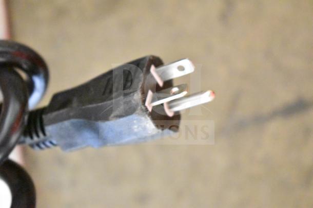 Power plug for Moffat E27M3 Commercial Convection Oven, 208V, 1 Phase. Convection oven has broken glass; see full image for detail.