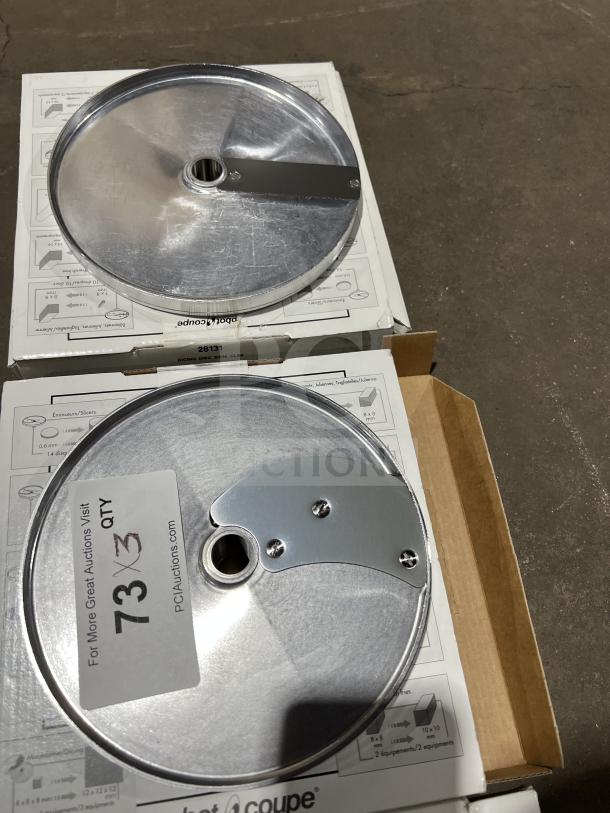 Brand new Robot Coupe 9/16" slicing disc, model 28131, in original box. Silver metal, commercial grade.