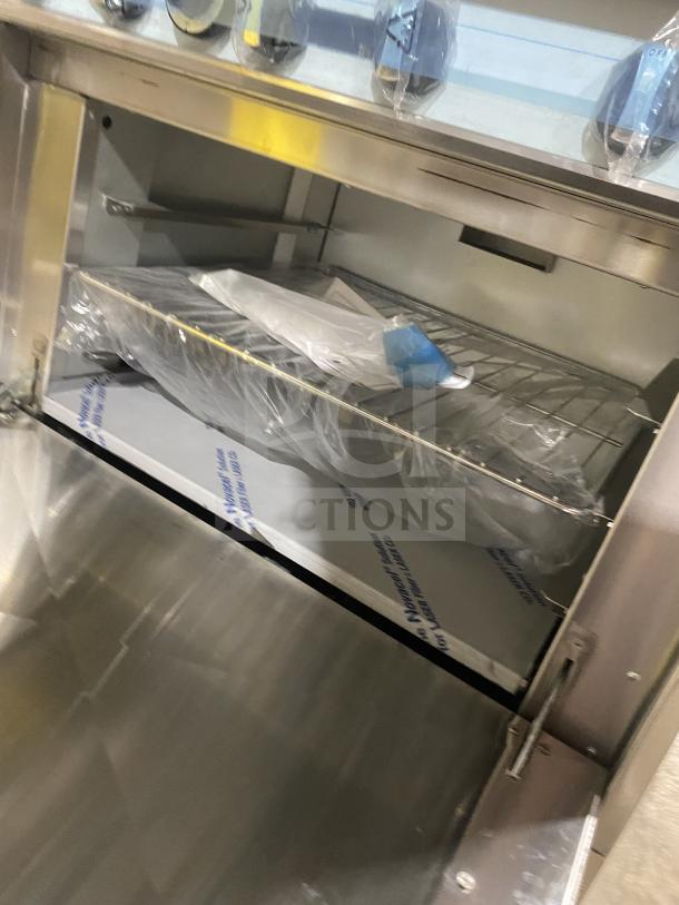 Kutano 36" 6-burner stainless steel range/oven combo, natural gas, model KUT6BRN36N6. Includes wired oven rack. Scratch & dent condition.