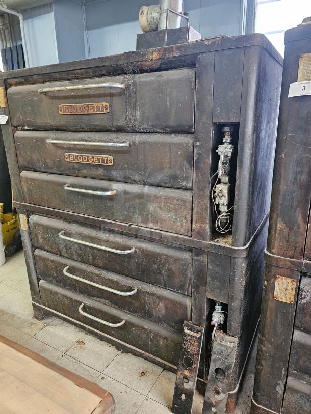Blodgett 981 natural gas double deck oven, used condition, visible wear. Features controls on the side and Blodgett branding.