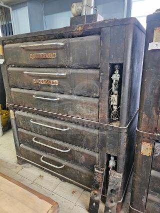 Blodgett 981 natural gas double deck oven, used condition, visible wear. Features controls on the side and Blodgett branding.