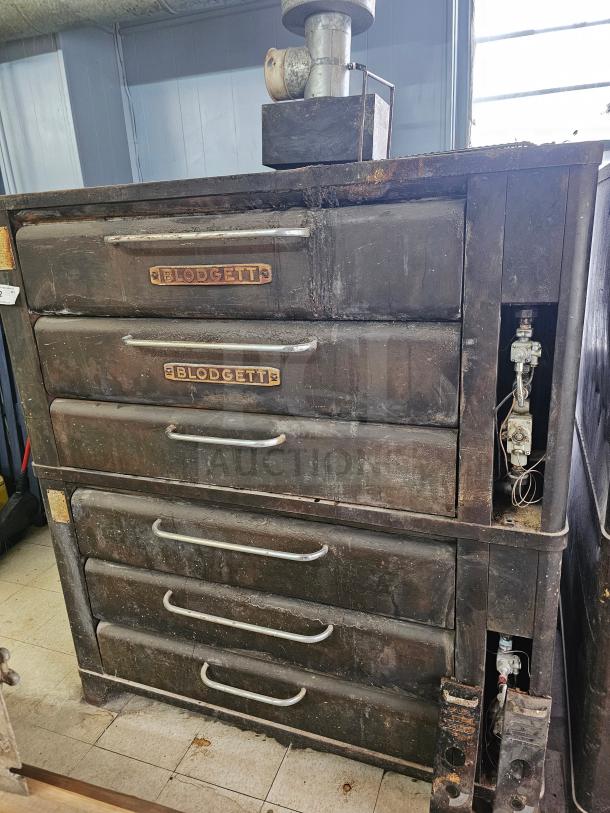 Blodgett 981 natural gas double deck oven, industrial design, visible wear, Blodgett branding on panels, sturdy handles.