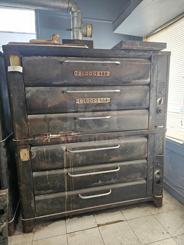 Blodgett 981 Natural Gas Double Deck Oven with visible wear, Blodgett branding, and control panel on the right side.