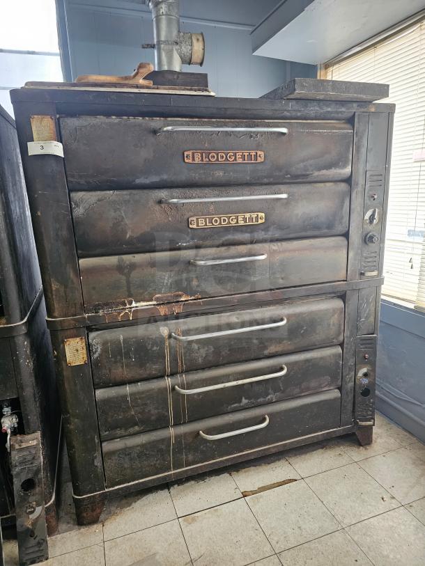 Blodgett 981 natural gas double deck oven, worn condition, with visible branding. Suitable for commercial use.