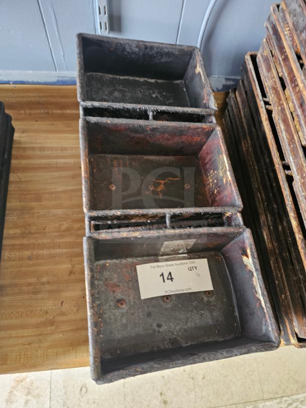 Rustic baking pan with three compartments, worn metal finish, auction tag indicating quantity 14. Used condition.