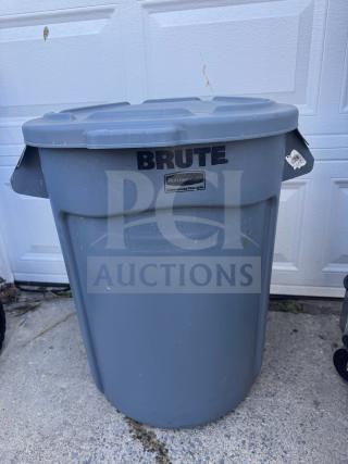 32-Gallon BRUTE Round Container by Rubbermaid, gray, used, with lid. Durable plastic, ideal for commercial use.