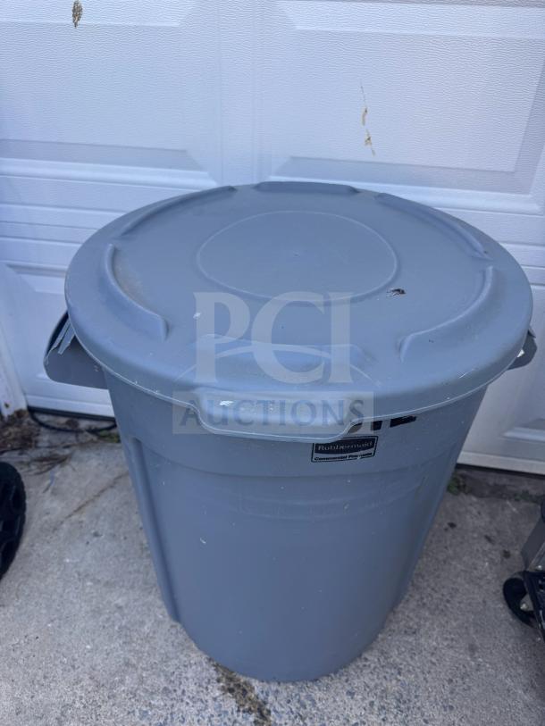 Gray 32-Gallon BRUTE Round Container by Rubbermaid. Features include reinforced handles and a snap-on lid. Good condition.
