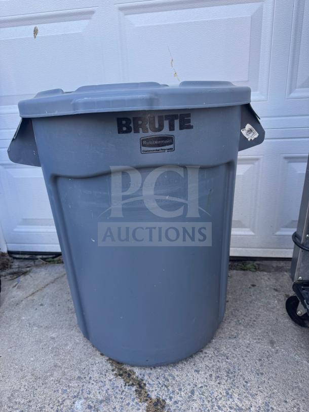 32-Gallon BRUTE Round Container, gray, Rubbermaid branding, sturdy plastic, used condition, suitable for commercial use.