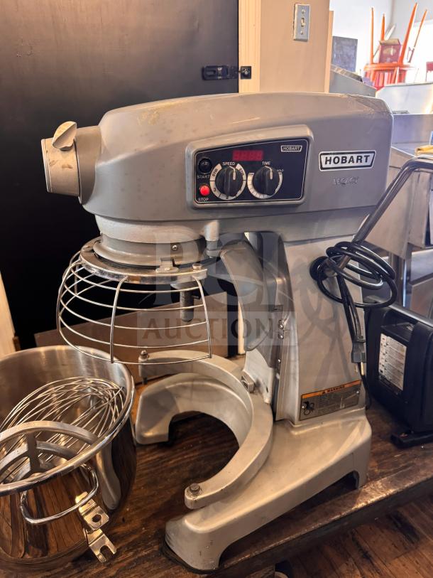 Hobart HL200 Legacy 20-quart mixer, planetary bench model. Crack on right side. Tested, working condition.