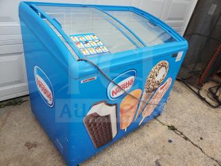 AHT RIO S 100 ice cream freezer, sliding glass top, 2 doors, Nestlé branding, blue exterior, good condition.
