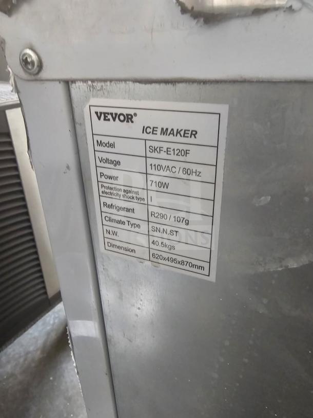 VEVOR SKF-E120F commercial ice maker with 110VAC/60Hz, 710W power. Uses R290 refrigerant. Dimensions: 620x495x870mm. Weight: 40.5kg.