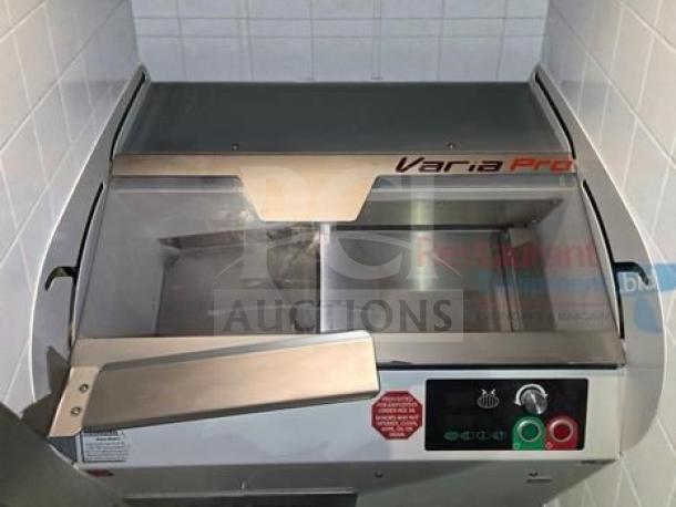 High-grade JAC VPL770 Varia Pro bread slicer, commercial use, adjustable thickness, tested, 2020 model, excellent condition.