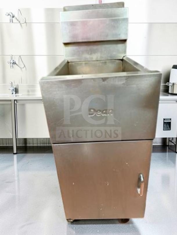 Elite Condition Dean SM140GNSC Gas Fryer, commercial stainless steel, high capacity, fully tested, model DEA-L-FRY-0781.