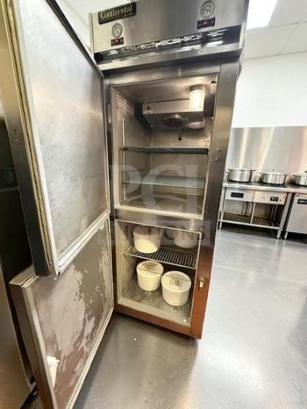 Continental D1RFESNSAHD dual temp commercial reach-in refrigerator/freezer, stainless steel, immaculate condition, fully tested.