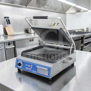 Superior condition Globe GSG14D Deluxe Panini Sandwich Grill with 14" x 14" smooth plates, commercial grade, 120V.