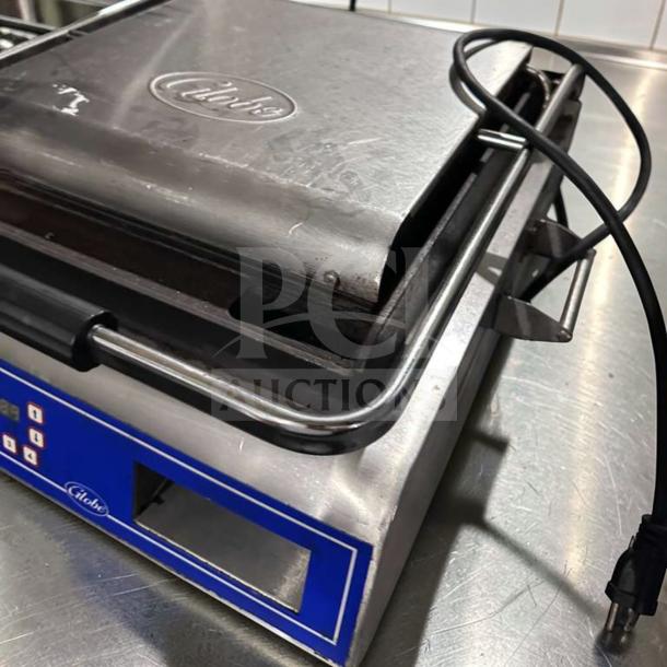 Superior condition Globe GSG14D Deluxe Panini Sandwich Grill with 14" x 14" smooth plates. Tested and operational.