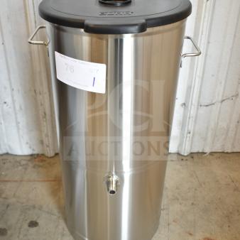 Brand new Bunn 34100.0001 TDO-5 iced tea dispenser, 5-gallon capacity, solid plastic lid, minor scratches.