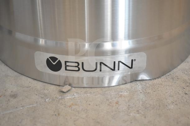 Bunn TDO-5 5 Gallon Iced Tea Dispenser, new, minor scratches, solid plastic lid, branding visible.