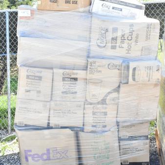 Auction pallets with 28 new, scratch-and-dent items, including plastic tumblers, containers, and cold cups.