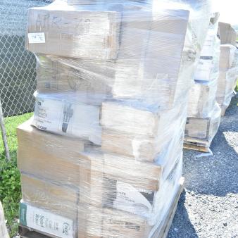 Pallet of 31 new scratch and dent items, including square bowls, t-shirt bags, and containers, labeled APR26-79.