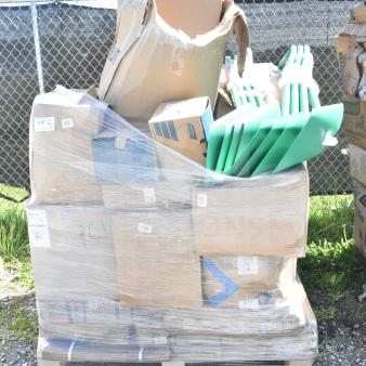 Pallet with 32 Vikan green food service shovels in shrink-wrapped boxes, some damaged. Brand new, scratch and dent condition.