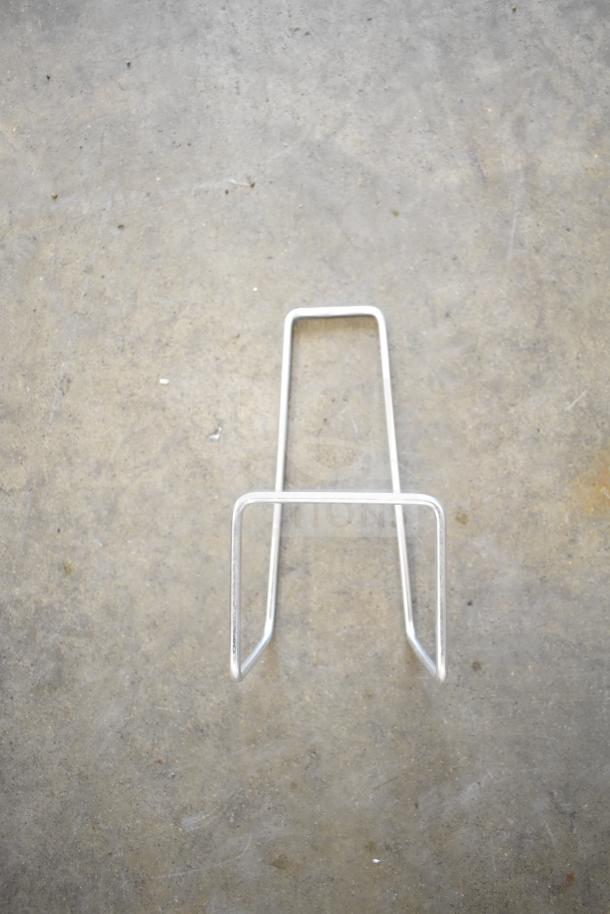 BRAND NEW San Jamar SI9000 Saf-T-Ice Scoop Holder, fits 64-86 oz. scoop, model 511SI9000, excellent condition.