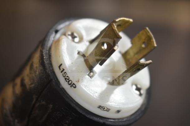 Close-up of a power plug with markings indicating "L1520P," suitable for the Hobart M802 dough mixer.