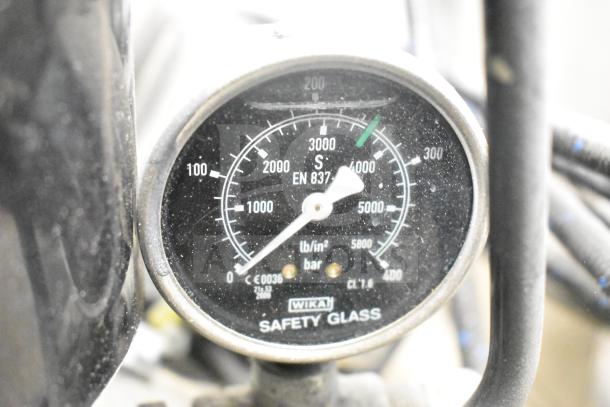 CapSpray Compressor/Pump with Wika safety glass pressure gauge, showing up to 5800 lb/in² and 400 bar, model EN 837.