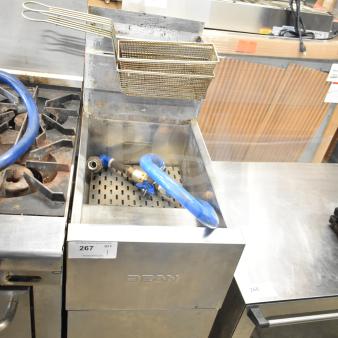 Dean SR42GNS commercial deep fat fryer, natural gas-powered, 105,000 BTU. Includes basket, visible brand marking.