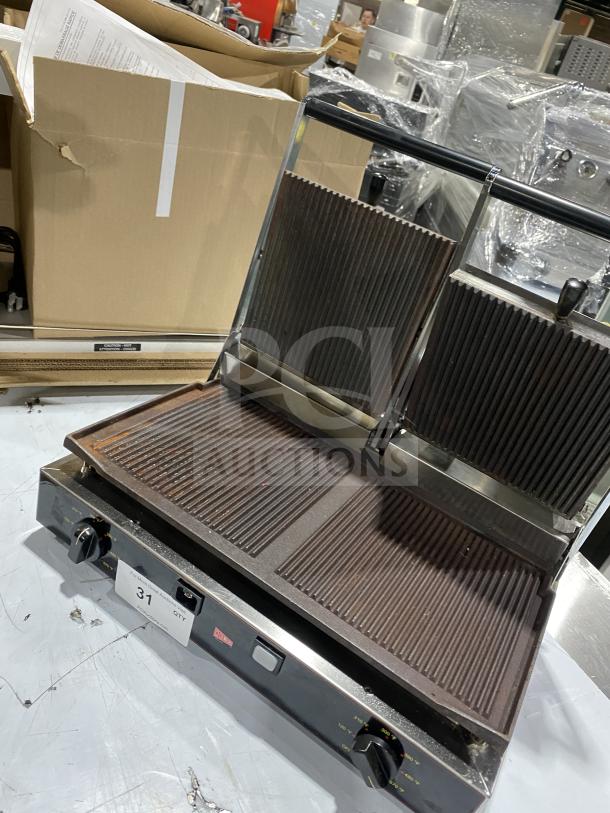 Ceciware TSG-2G double panini press, commercial electric, ribbed plates, two controls, 230V, 1 phase, SN: 1604G02495.