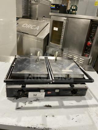Ceciware commercial electric double panini press, model TSG-2G, in used condition. Features adjustable temperature dials.