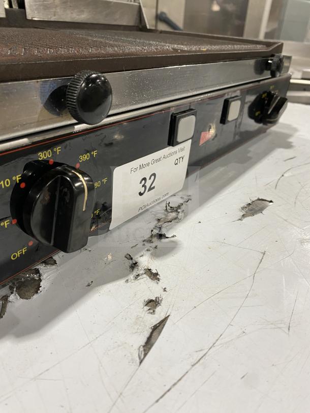 Ceciware TSG-2G double panini press, 230V, 1 phase, dial controls, light signs of wear, auction tag 32 visible.