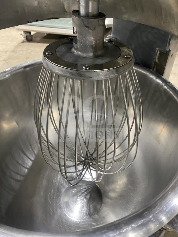 Avantco MX20 20Qt commercial floor mixer with stainless steel mixing bowl and wire whip, electric-powered, model 22013414-MX20.
