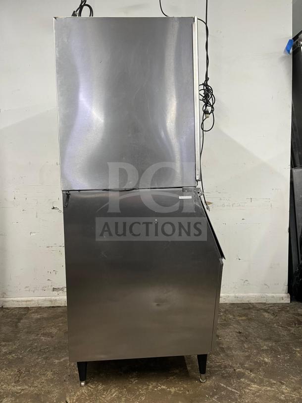 Hoshizaki KM-901MAJ 30" air cooled ice machine with stainless steel finish; 950 lb. per day, 500 lb. storage capacity.
