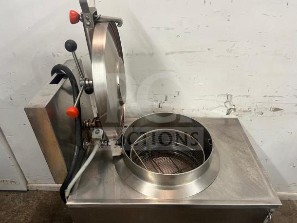 BKI FKM-F 24" electric pressure fryer, extra-large volume, manual control. Stainless steel finish, good condition.