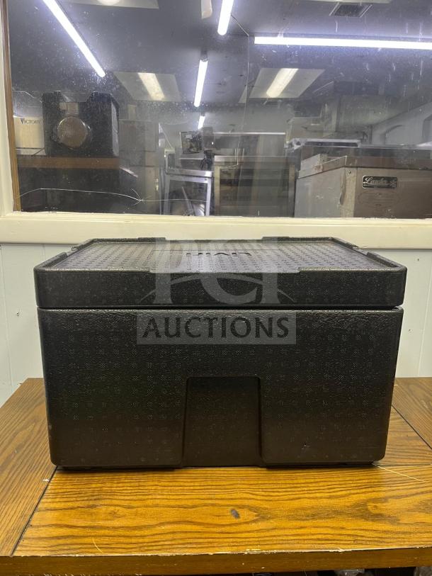 CAMBRO EPP180SW110 Cam GoBox insulated food pan carrier, 48.6 qt, black, good condition, textured surface.