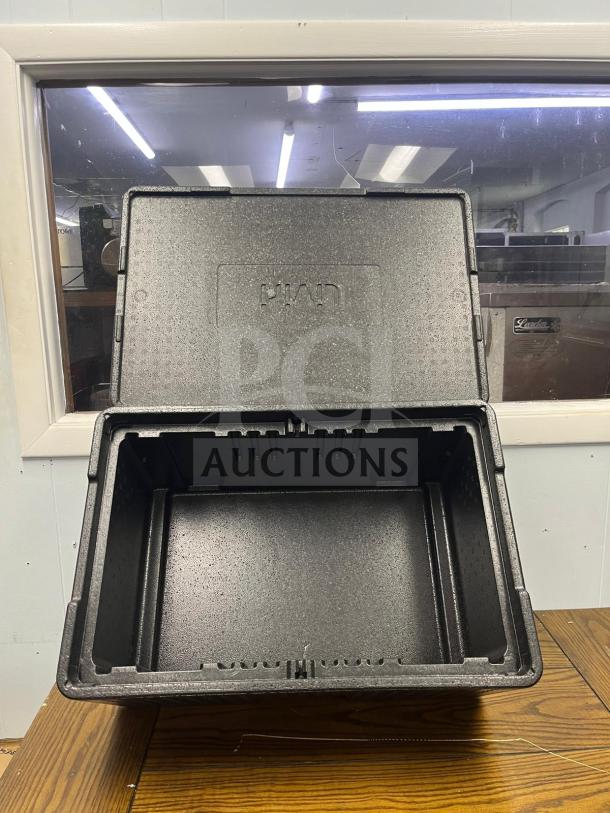 CAMBRO EPP180SW110 Cam GoBox insulated food pan carrier, 48.6 qt capacity, black, open lid, textured interior, excellent condition.