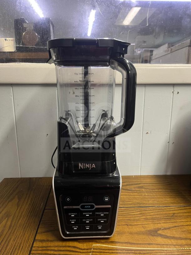 NINJA IV701 blender, 72 oz, black, with 1400-watt motor. Features micro technology and DrinkSaver for freshness. Mint condition.