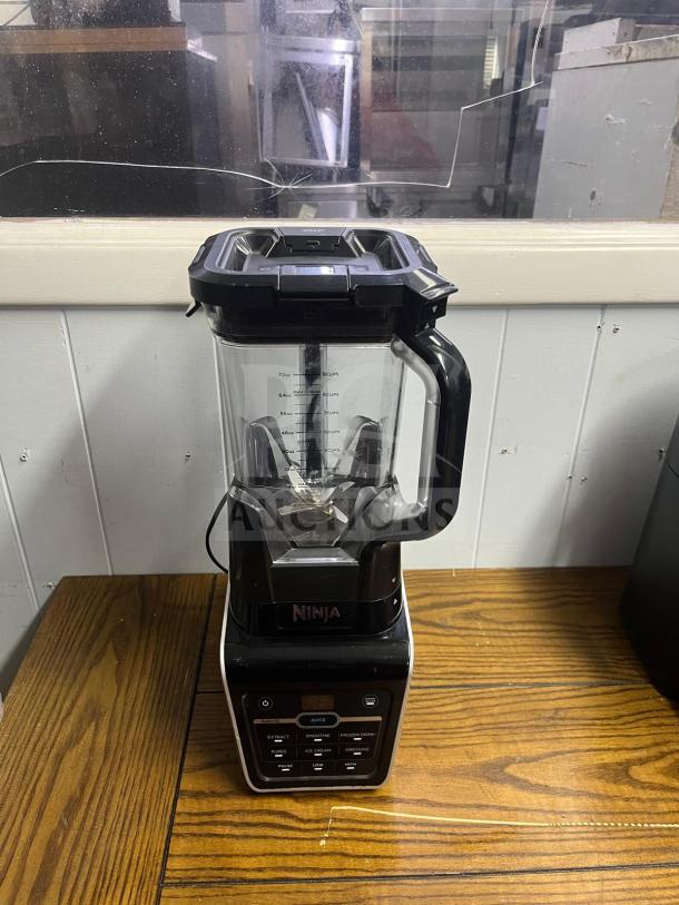 Ninja Duo IV701 Blender, 1400-Watt, 72 oz, black, features Micro Technology and DrinkSaver, excellent condition.