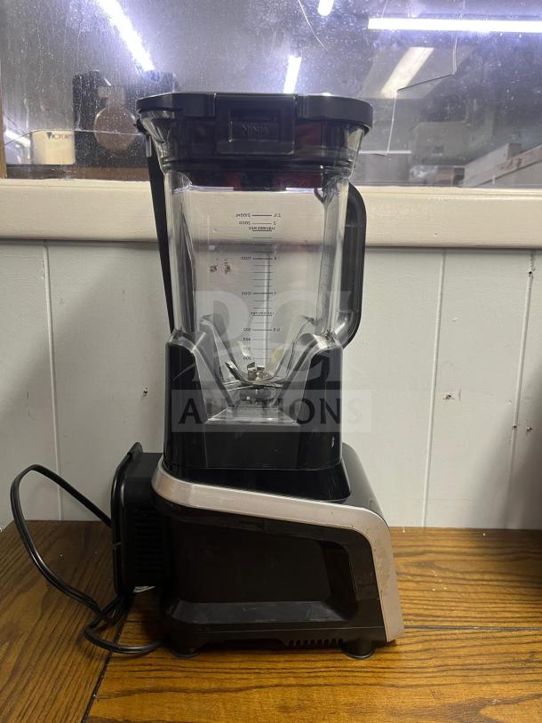NINJA IV701 blender, 72 oz, black, features 1400-watt motor, Micro Technology, DrinkSaver for freshness, in used condition.