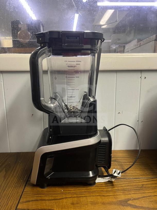 NINJA IV701 blender, 72 oz, black, with DrinkSaver, 1400-peak-watt motor. Visible measurement markings, excellent condition.