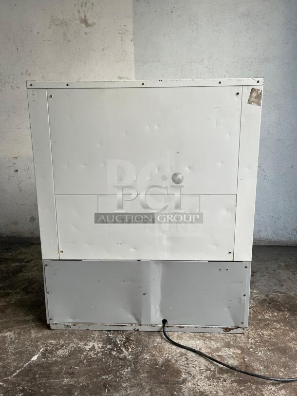 Grab & Go open top display cooler in steel/white, tested and working. Features sturdy construction. Visible signs of wear.