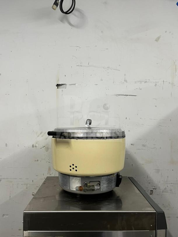 Rinnai RER55ASN 55 cup commercial natural gas rice cooker, cream exterior, metal lid, suitable for high-capacity use.